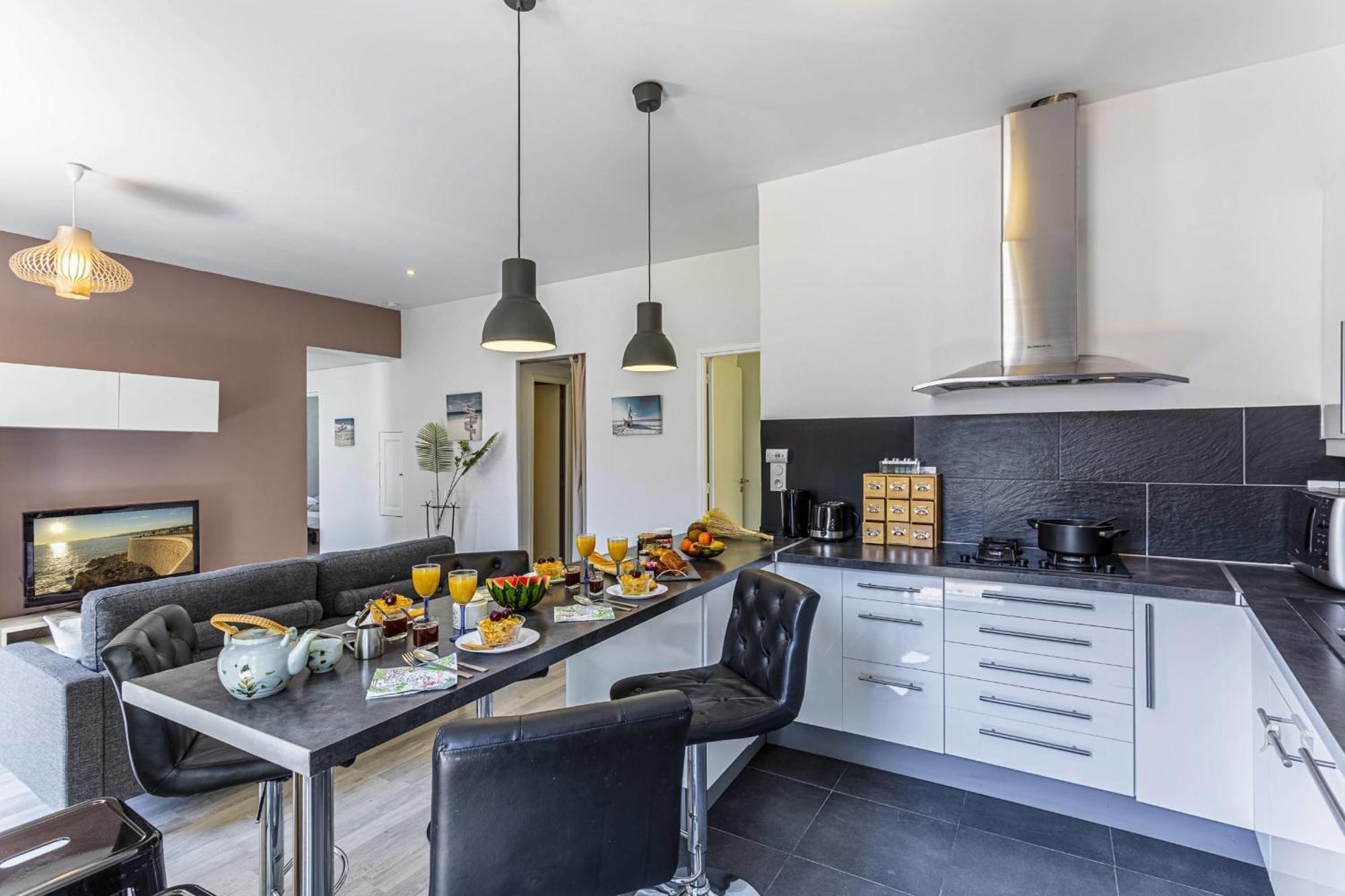 Appartamento Guisol - Typical 3 Bedroom Ac Near Port Nizza